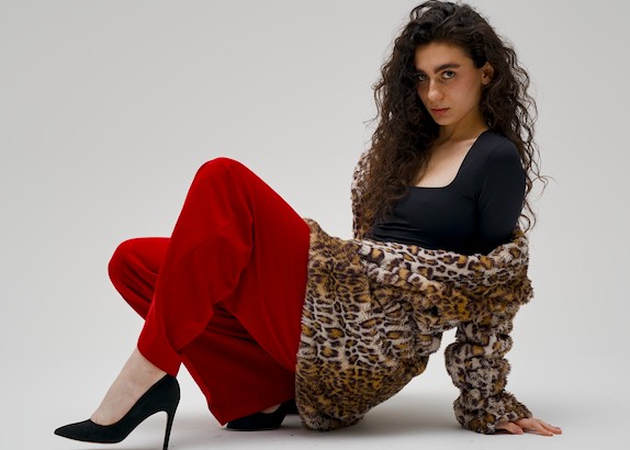 Fotografia modowa (fashion) - modelka w futrze i czerwonych spodniach, profesjonalna sesja studyjna w Trójmieście.