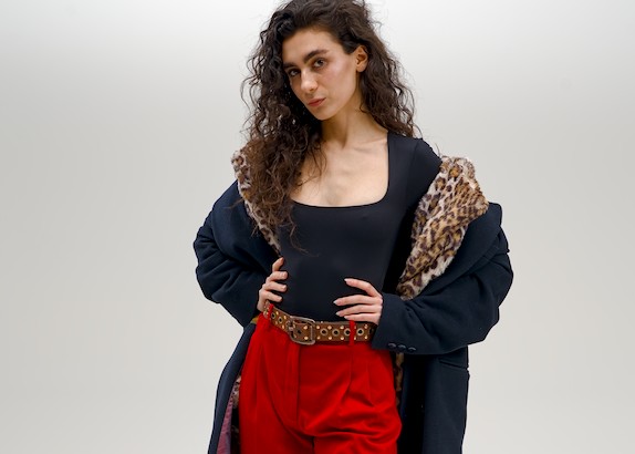 Fotografia modowa (fashion) - modelka w futrze i czerwonych spodniach, profesjonalna sesja studyjna w Trójmieście.